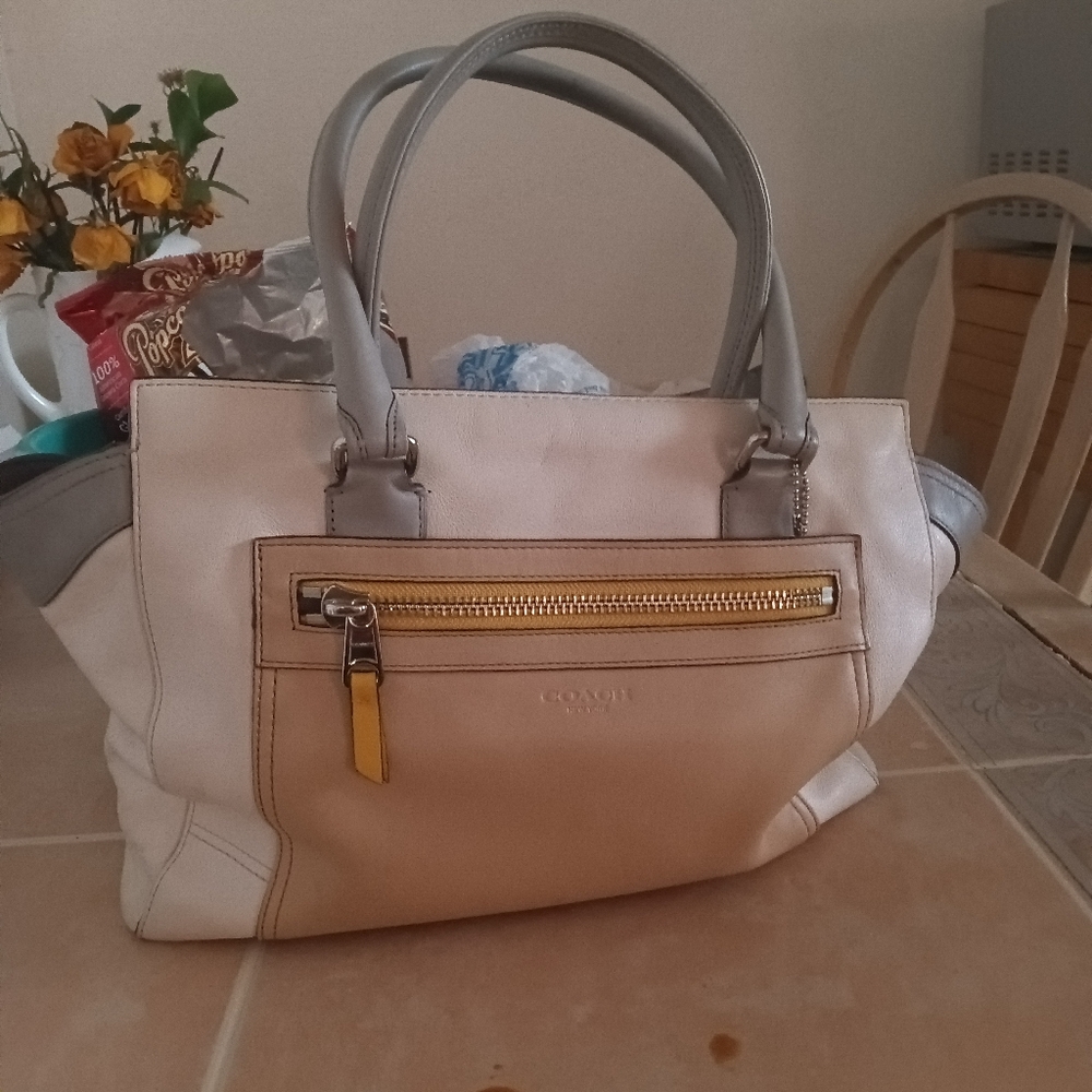 Purse/Coach/midsize/white/gray straps